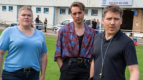 Die "Polizeiruf 110"-Ermittler Alexandra Luschek (Gisa Flake) und Vincent Ross (André Kaczmarczyk, M.) treffen in "Spiel gegen den Ball" auf Fußballtrainer Hannes (Hanno Koffler).