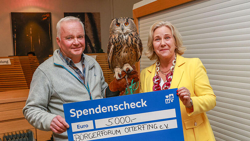 Sandra Bindler, die Vorstandsvorsitzende der Münchner Bank eG, überreicht Alfred Aigner eine Spende für seine Auffangstation für Greifvögel und Eulen. Sandra Bindler, die Vorstandsvorsitzende der Münchner Bank eG, überreicht Alfred Aigner eine Spende für seine Auffangstation für Greifvögel und Eulen.