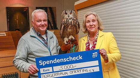 Sandra Bindler, die Vorstandsvorsitzende der M&uuml;nchner Bank eG, &uuml;berreicht Alfred Aigner eine Spende f&uuml;r seine Auffangstation f&uuml;r Greifv&ouml;gel und Eulen.