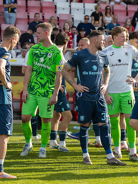Konsternierte L&ouml;wen in W&uuml;rzburg nach dem verlorenen Finale des Totopokals &ndash; eine Aufnahme, die durchaus stellvertretend f&uuml;r die gesamte Saison steht, die mit der Niederlage bei den Kickers ein fast schon symptomatisches Ende findet.