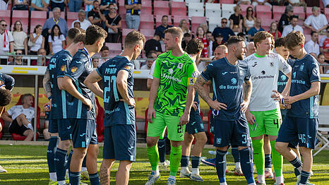 Konsternierte L&ouml;wen in W&uuml;rzburg nach dem verlorenen Finale des Totopokals &ndash; eine Aufnahme, die durchaus stellvertretend f&uuml;r die gesamte Saison steht, die mit der Niederlage bei den Kickers ein fast schon symptomatisches Ende findet.