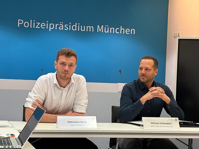 Sebastian Wirth (li.) und Michael Schanderl vom Kommissariat 122. beim Polizeipr&auml;sidium M&uuml;nchen ermitteln in dem dreisten Millionenbetrug.