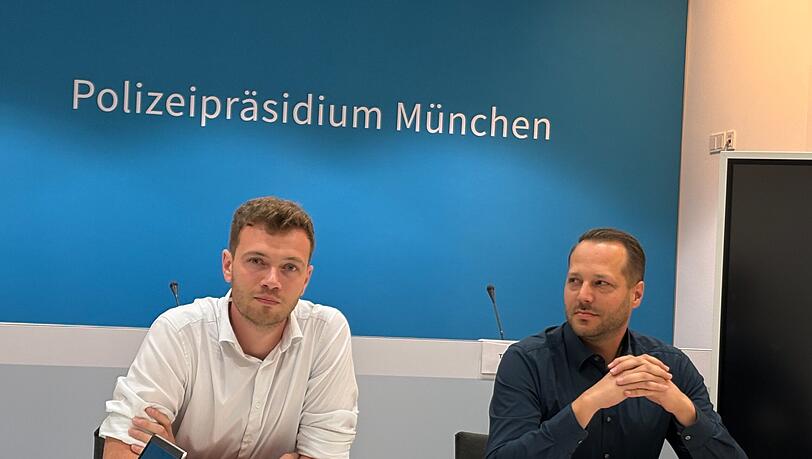 Sebastian Wirth (li.) und Michael Schanderl vom Kommissariat 122. beim Polizeipr&auml;sidium M&uuml;nchen ermitteln in dem dreisten Millionenbetrug.