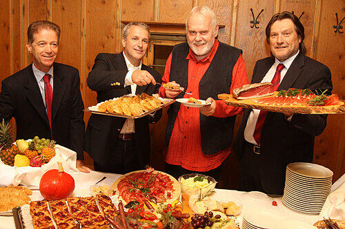 Südtirol im Bratwurst Röslein: Tourismus-Chef Seppi, Stadtrat Ladinser (beide Bozen), Moderator Emmerlich, Präsident Duzzi (v.l.).