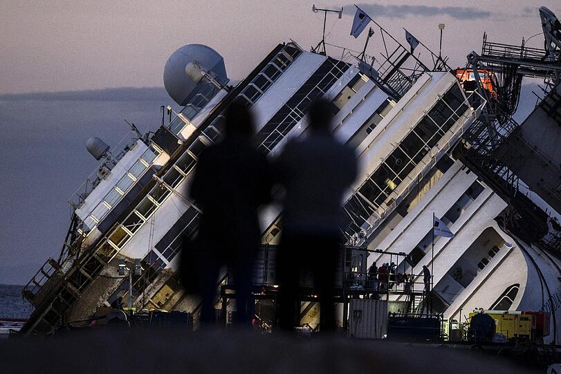 Es ist inzwischen Nacht vor der Küste von Giglio: Langsam aber sicher geht es voran. Der Fortschritt ist durch die grüne Algenschicht deutlich nachzuvollziehen.
