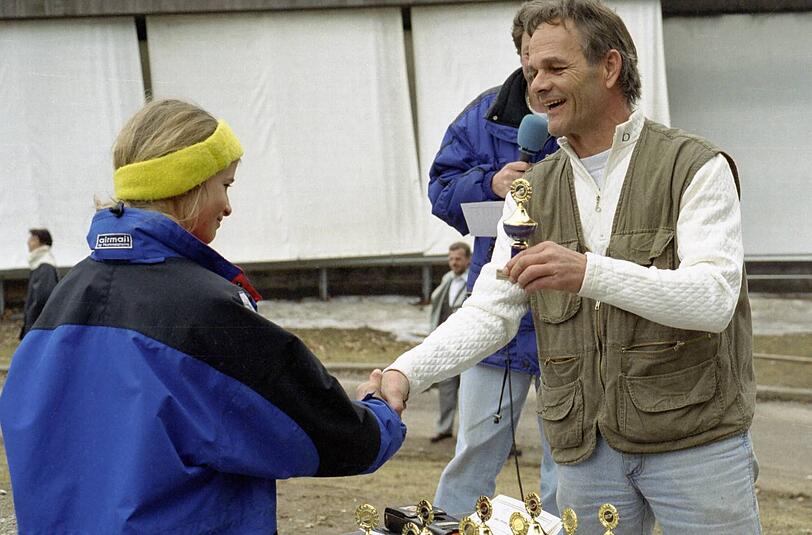 Rodlerin Natalie Geisenberger, damals noch in der Grundschule, bekommt von ihrem Entdecker Gert Schabbehard einen Pokal überreicht.