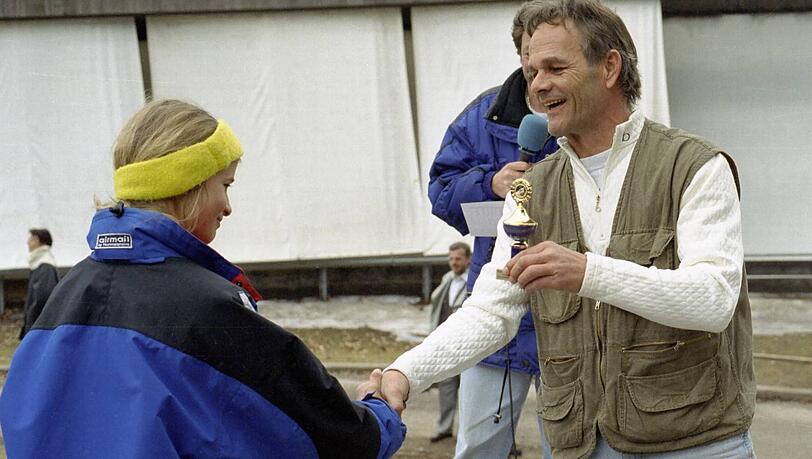 Rodlerin Natalie Geisenberger, damals noch in der Grundschule, bekommt von ihrem Entdecker Gert Schabbehard einen Pokal überreicht. Rodlerin Natalie Geisenberger, damals noch in der Grundschule, bekommt von ihrem Entdecker Gert Schabbehard einen Pokal überreicht.