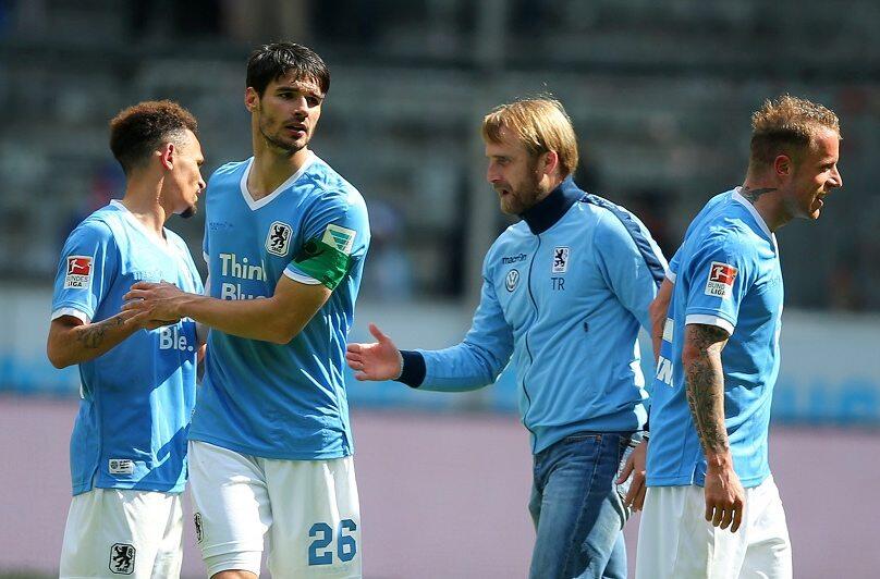Gemeinsam zum Klassenerhalt: 1860-Trainer Daniel Bierofka mit Daylon Claasen, Christopher Schindler und Daniel Adlung.