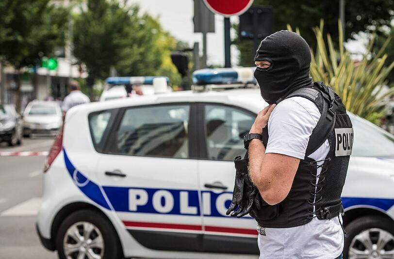 Anti-Terror-Polizist in Frankreich: Drei junge Frauen wollten in Frankreich mit einer Autobombe ein Blutbad anrichten. Experten sehen darin den Beginn eines Trends. Foto: Christophe Petit Tesson/Archiv