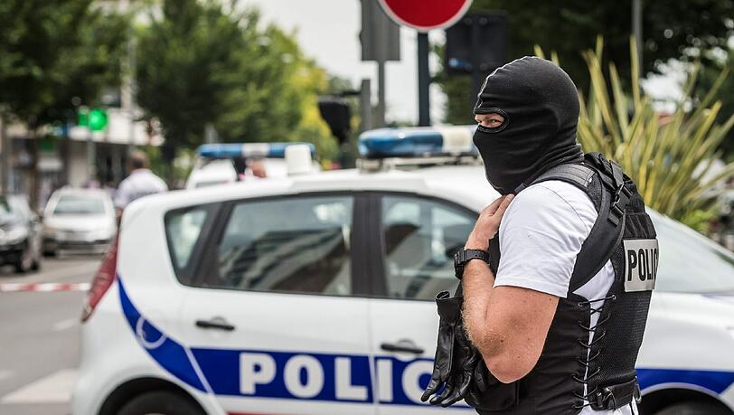 Anti-Terror-Polizist in Frankreich: Drei junge Frauen wollten in Frankreich mit einer Autobombe ein Blutbad anrichten. Experten sehen darin den Beginn eines Trends. Foto: Christophe Petit Tesson/Archiv Anti-Terror-Polizist in Frankreich: Drei junge Frauen wollten in Frankreich mit einer Autobombe ein Blutbad anrichten. Experten sehen darin den Beginn eines Trends. Foto: Christophe Petit Tesson/Archiv