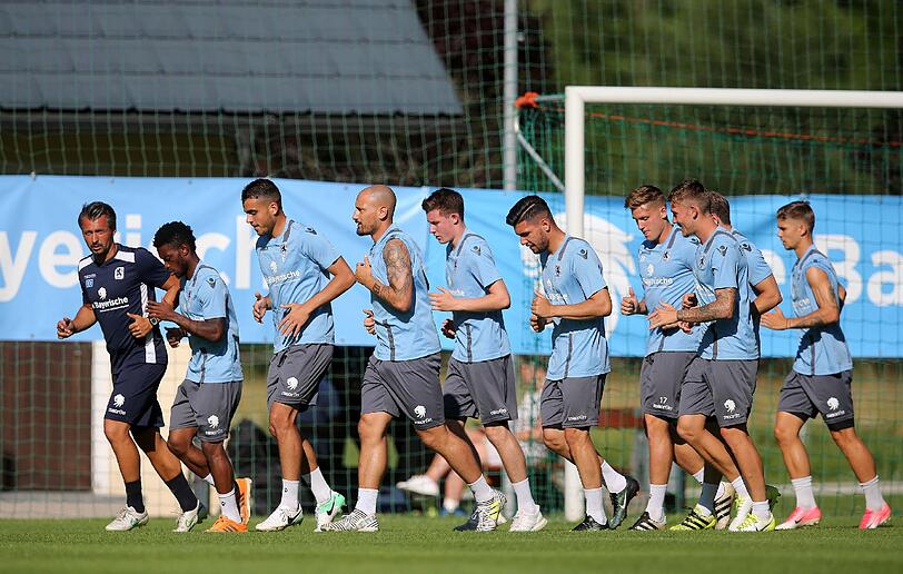 Löwen-Coach Bierofka ließ seine Mannschaft am Ankunftstag gleich nochmal ordentlich schwitzen - dafür gab's zur Belohnung ein Bad im Bach