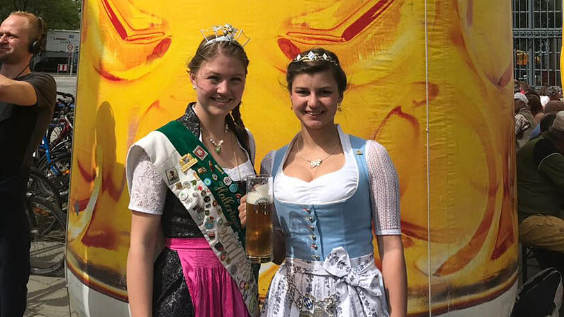 Royaler Besuch: Die Hallertauer Hopfenkönigin Therese Zieglmeier (l.) und die Bayerische Bierkönigin Lena Hochstraßer.