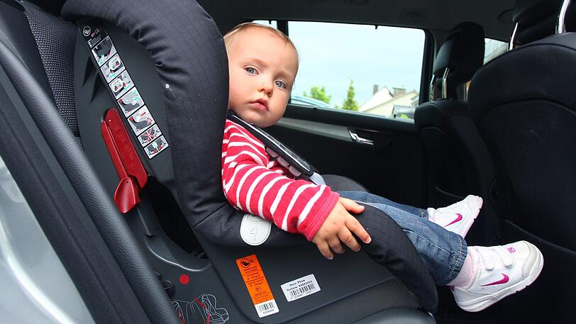 Weil ihr Autoschlüssel noch im Wagen lag, die Türen sich aber nicht mehr öffnen ließen, sperrte eine Frau aus Versehen ihr Kind im heißen Auto ein. (Symbolfoto)