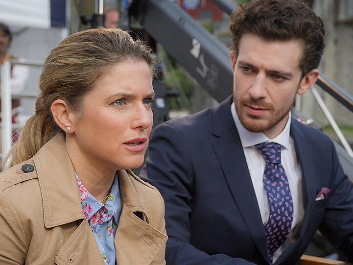 Zoe (Jeanette Biedermann) kann es nicht fassen: Ihre große Liebe Gordon (Sam Blythe) hat eine Affäre mit einer anderen Frau.