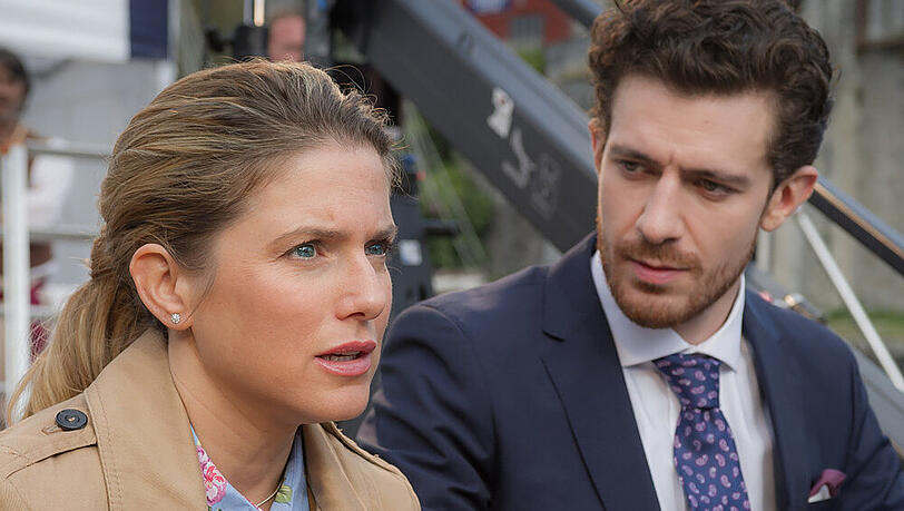 Zoe (Jeanette Biedermann) kann es nicht fassen: Ihre große Liebe Gordon (Sam Blythe) hat eine Affäre mit einer anderen Frau. Zoe (Jeanette Biedermann) kann es nicht fassen: Ihre große Liebe Gordon (Sam Blythe) hat eine Affäre mit einer anderen Frau.