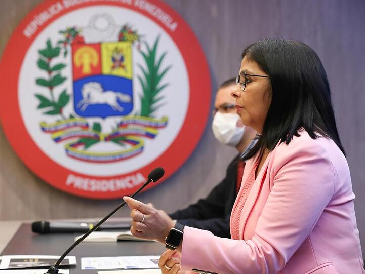 Delcy Rodriguez (l), Vizepräsidentin von Venezuela, spricht über die "Ausplünderung venezolanischer Ressourcen" durch die Opposition.