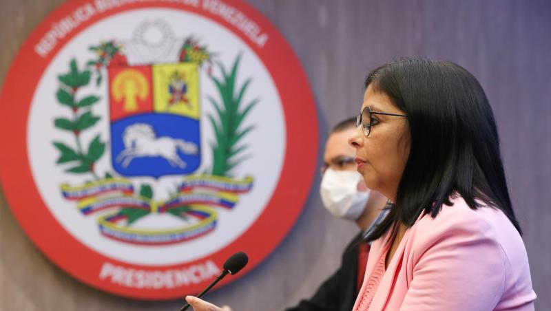 Delcy Rodriguez (l), Vizepräsidentin von Venezuela, spricht über die "Ausplünderung venezolanischer Ressourcen" durch die Opposition. Delcy Rodriguez (l), Vizepräsidentin von Venezuela, spricht über die "Ausplünderung venezolanischer Ressourcen" durch die Opposition.