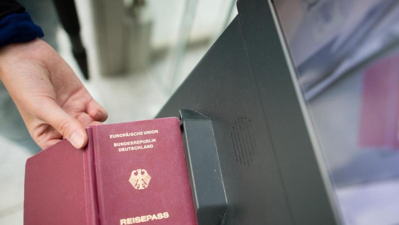 Eine Frau hält einen Reisepass an das Lesegerät eines EasyPass-Systems am Flughafen in München. Foto: Matthias Balk/Archiv Eine Frau hält einen Reisepass an das Lesegerät eines EasyPass-Systems am Flughafen in München. Foto: Matthias Balk/Archiv