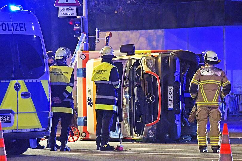 Bei dem Zusammenprall kam das Rettungsfahrzeug ins Schleudern und kippte seitlich um.