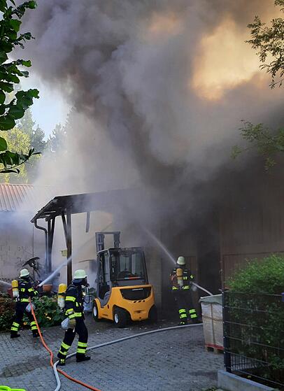 Schnelles Handeln war gefragt: Das Feuer griff bereits auf das Dach und die angrenzenden Bäume über. Schnelles Handeln war gefragt: Das Feuer griff bereits auf das Dach und die angrenzenden Bäume über.