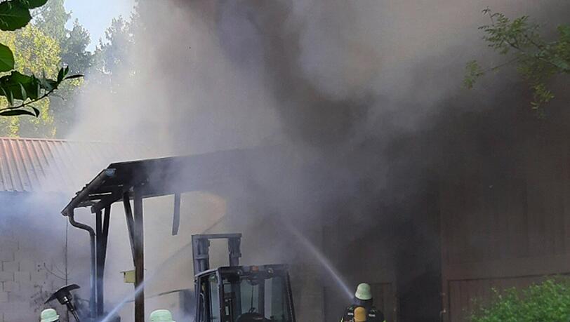 Schnelles Handeln war gefragt: Das Feuer griff bereits auf das Dach und die angrenzenden Bäume über.