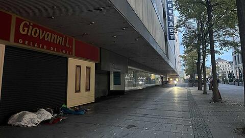 Trauriges Bild: Das alte Galeria-Karstadt-Haus in der Schützenstraße steht seit Monaten leer. Obdachlose haben sich eingerichtet.