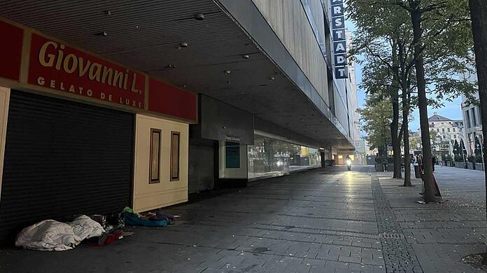 Trauriges Bild: Das alte Galeria-Karstadt-Haus in der Schützenstraße steht seit Monaten leer. Obdachlose haben sich eingerichtet.