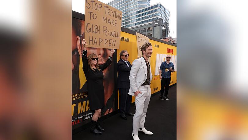 Hollywood-Shootingstar Glen Powell (vorne) mit seinen Eltern bei der "Hit Man"-Premiere.