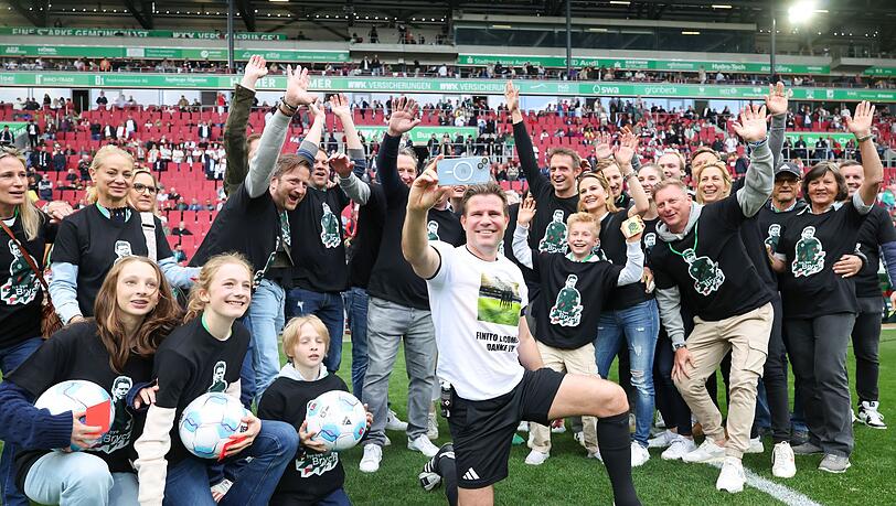 Felix Brych (m) erlebte einen emotionalen Abschied aus der Fußball-Bundesliga.