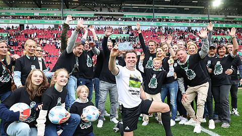 Felix Brych (m) erlebte einen emotionalen Abschied aus der Fußball-Bundesliga.