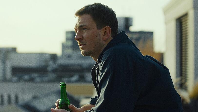 Johannes Kienast als erwachsener Peppi in der ZDFneo-Serie "Chabos".