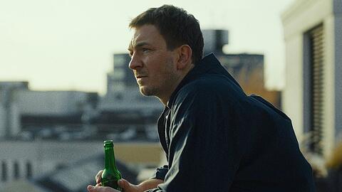 Johannes Kienast als erwachsener Peppi in der ZDFneo-Serie "Chabos".