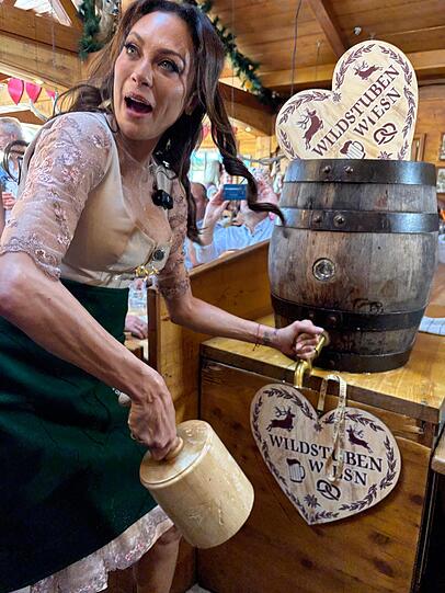 Mit nur sechs beherzten Schlägen schaffte Lilly Becker den Anstich auf der Wiesn.
