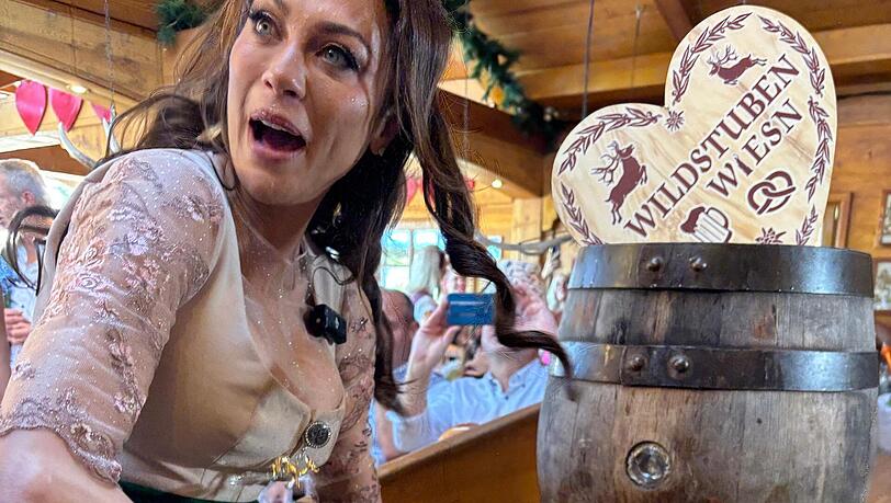 Mit nur sechs beherzten Schlägen schaffte Lilly Becker den Anstich auf der Wiesn. Mit nur sechs beherzten Schlägen schaffte Lilly Becker den Anstich auf der Wiesn.