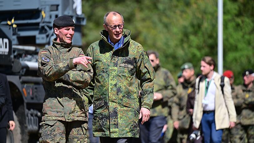 Bundeskanzler Merz (r) besucht die Bundeswehr in Munster und l&auml;sst sich vom Inspekteur des Heeres, Generalleutnant Christian Freuding, informieren.