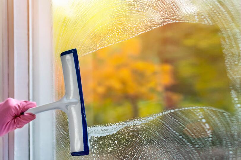 Die bunte Jahreszeit lädt nicht nur zum Spazierengehen durch bunte Blätterlandschaften ein - auch in den eigenen vier Wänden gibt's im Herbst viel zu tun. Zumindest dann, wenn man vom Frühjahrsputz auf den Herbstputz umschwenkt, was durchaus Sinn macht. Was spricht für einen Großputz im Herbst? Welche Aufgaben sollten dabei alle erledigt werden? Die bunte Jahreszeit lädt nicht nur zum Spazierengehen durch bunte Blätterlandschaften ein - auch in den eigenen vier Wänden gibt's im Herbst viel zu tun. Zumindest dann, wenn man vom Frühjahrsputz auf den Herbstputz umschwenkt, was durchaus Sinn macht. Was spricht für einen Großputz im Herbst? Welche Aufgaben sollten dabei alle erledigt werden?