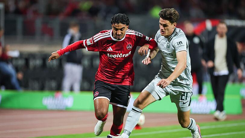 Nürnbergs Rayan Ghrieb (links) im Zweikampf mit Joakim Maehle aus Wolfsburg. Nürnbergs Rayan Ghrieb (links) im Zweikampf mit Joakim Maehle aus Wolfsburg.