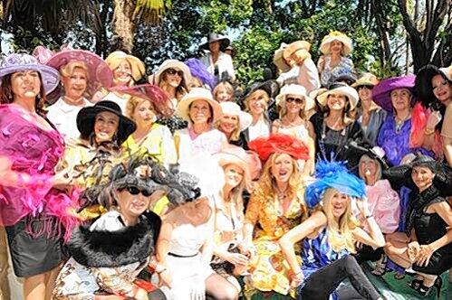 Aufgekratzt und aufgebrezelt: Die weiblichen Gäste der Hut-Party führen ihre größten Errungenschaften aus. Wer zur Party von Marbella-König Gert Stenger geht, will vor allem eines: auffallen.