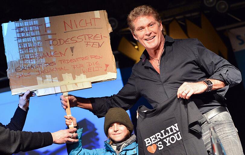 David Hasselhoff sorgte mit seinem Erscheinen für einen wahren Menschenauflauf in Berlin. Weitere Bilder zum Durchklicken.