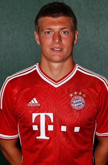 Toni Kroos - Note 3 - Verletzter, Teil 2: Schoss so kraftvoll auf Krafts Handschuhe, dass er sich dabei an der Leiste verletzte (19.) &ndash; Auswechslung in Minute 24.