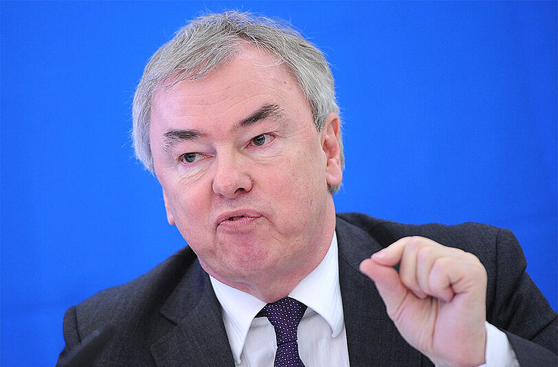 Der Bundesvorsitzende des Deutschen Beamtenbundes (dbb) Klaus Dauderstädt spricht in Berlin.