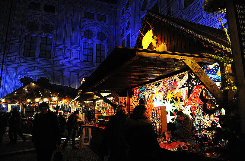 Weihnachtsstimmung bei herbstlichen Temperaturen, wie hier im Weihnachtsdorf im Kaiserhof der Residenz in München.