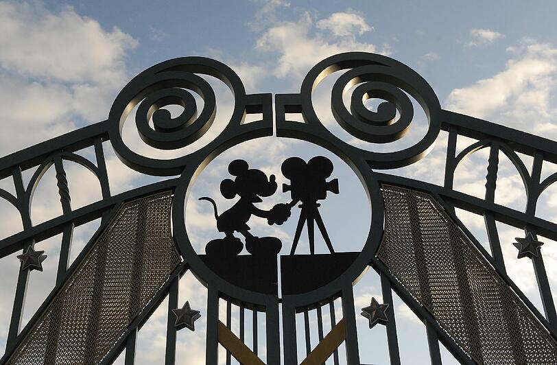 Die Polizei in Paris hat einen bewaffneten Mann in einem Hotel im Disneyland festgenommen.