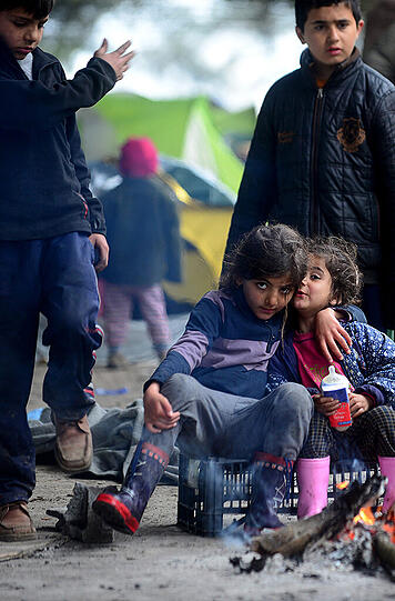 Um den katastrophalen Bedingungen in Idomeni zu entgehen, brachen am Montag hunderte von Menschen in Richtung grüne Grenze auf. Einige ertranken dabei. Die Überlebenden wurden umgehend von dem mazedonischen Militär nach Griechenland zurückgebracht.
