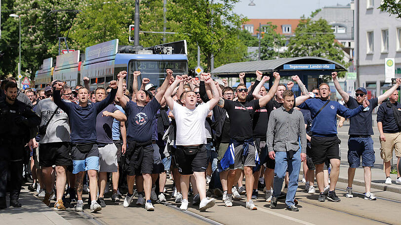 Die Löwen-Ultras auf dem Weg zum Grünwalder Stadion. Stark bewacht von der Polizei.