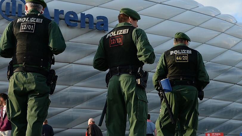 Rund um das Spiel der Bayern kam es zu zahlreichen Polizeieinsätzen.