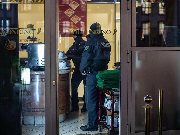 Polizisten in einem Eiscafé in der Duisburger Innenstadt.