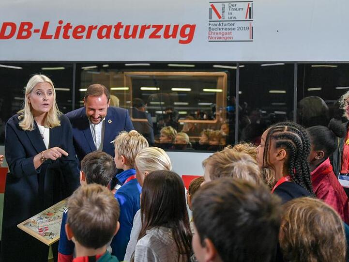 Haakon, Kronprinz von Norwegen, und Kronprinzessin Mette-Marit auf dem Berliner Hauptbahnhof.