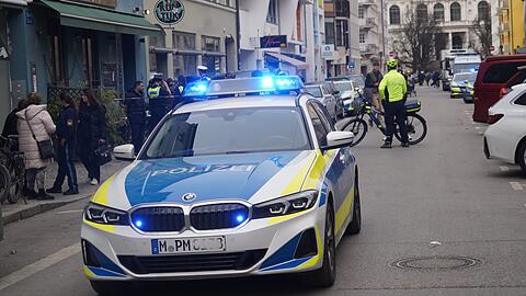 Laut Polizei hatte eine 69-Jährige versucht, mit ihrem Auto aus einem Schrägparkplatz auszuparken. Das rückwärts fahrende Auto habe dabei stark beschleunigt und die 24-jährige Fußgängerin auf der gegenüberliegenden Straßenseite erfasst.