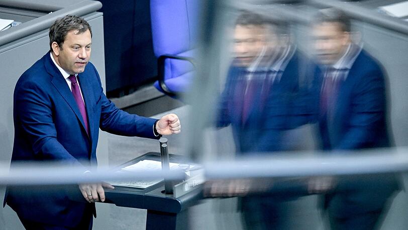 Nach dem Beschluss des ersten schwarz-roten Etats jetzt steht schon der zweite für Lars Klingbeil zur Debatte. (Archivbild)